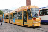 Eine gelbe ST13-Bahn mit Werbung für die Berufsvielfalt im HEAG Verkehrskonzern
