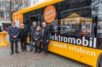 Vetreter von Stadt und und Landkreis gemeinsam mit der Geschäftsführung der HEAG mobilo vor dem ersten Elektrobus für Darmstadt.